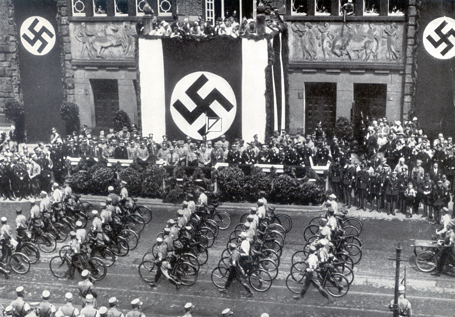 Национал социалистическая партия германии. Собрание НСДАП Германия 1933. Гитлеровская Германия 1933-1945.
