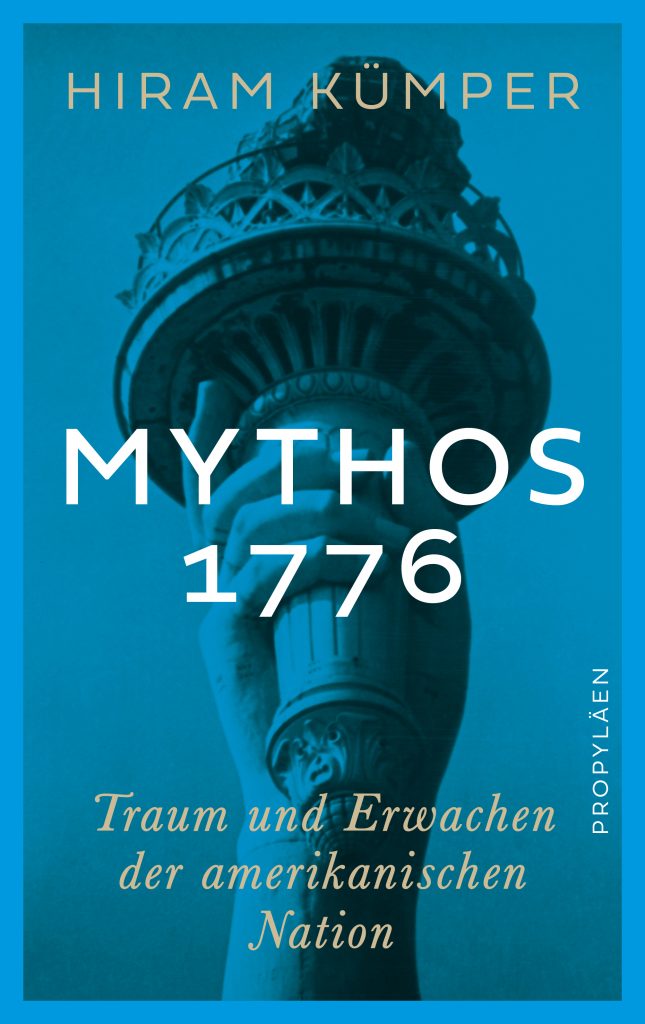 Cover von „Mythos 1776“ von Hiram Kümpfer: Eine Aufnahme der Freiheitsstatue in gedeckten Blau- und Grautönen, mit einem klaren Schriftzug in Weiß und Gold.